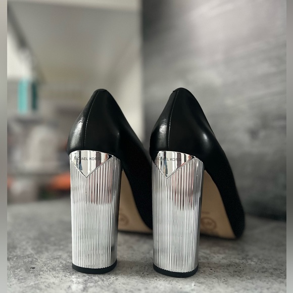 Michael Kohrs Paloma. Size 8.5 fits like size 9. - Picture 4 of 5